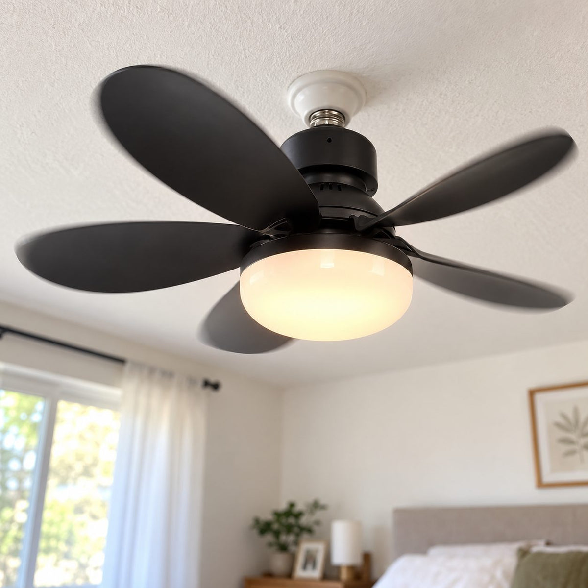 Ventilador de techo negro con lámpara LED encendido en una recámara