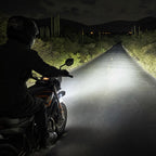 Faro encendido en carretera de noche